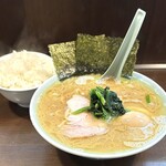 本牧家 - ラーメン950円・味玉150円・小ライス170円