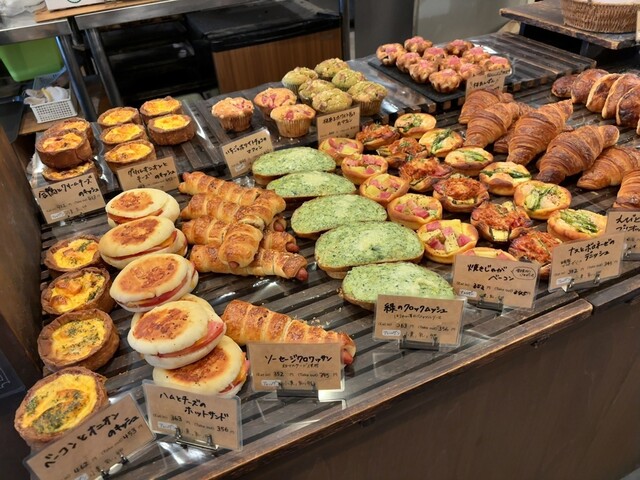 アドゥマン（Ademain） - 泉中央（パン）の写真