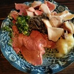 もつ焼き けいすけ - もつ刺し盛り合わせ…写真を撮る前にレバーを２切れつまんでしまいました