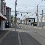 麺屋 彩未 - 地下鉄美園駅1番出口を出て左手に、道をまっすぐ…