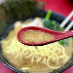 ラーメン 杉田家 千葉祐光店 - スープ