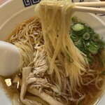 烏骨鶏ラーメン 龍 - 淡麗醤油に烏骨鶏のコク。