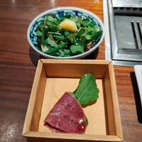 THE 雪月花 - 前菜・ほほ肉ルッコラをほほ肉で巻いた一品！ちょっぴりクセのあるルッコラとなんとも相性抜群が良かったです。奥はサラダです。