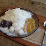 タムカイマ - ふわふわかき氷。マンゴー・白玉・つぶあん・練乳・杏仁豆腐のせ