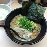 Hamakita - 醤油とんこつらーめん餃子セット＠500円　(なじら使用で)　ライス無料