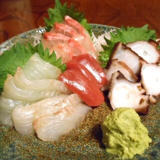 「お刺身盛り合わせ」がおすすめ。鮮度が光る日本料理の数々