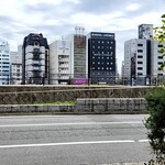 九州ラーメン 一心亭 - ホテル街から川を挟んだところにあります。