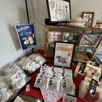 河岡食品 - 店内棚右側