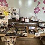 河岡食品 - 店内棚左側