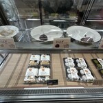 河岡食品 - ショーケース左側