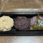 河岡食品 - 料理写真:おはぎ（きなこと小豆）、桜餅、それぞれ130円