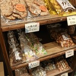 忍者そば 五ヱ門 - レジ横で販売している煎餅類