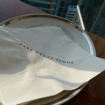 The Lounge Park Hyatt Seoul - まずは紙ナプキンがおかれました