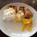 マンゴツリーカフェ - カサカサのワッフルと、パティシエ手作りのスパイスケーキがあった。スパイスケーキうまし。