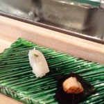 大塚高勢 - イカ、それからタイラガイ炙りの海苔巻き