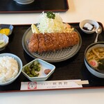 新興軒 - とんかつ定食　1,300円