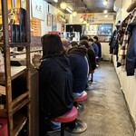 麺屋大河 - 座席はカウンターのみ