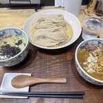 特撰ひやむぎ きわだち - 全部盛り(1450円。合い盛りにすじもつカレー丼)