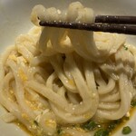 茶ぶ釜 - 麺が半熟卵と絡んでもったりと持ち上がります
