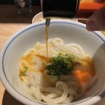茶ぶ釜 - ちょっと赤みのある醤油を垂らして…