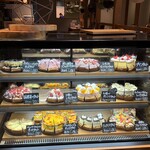RISE ON CAFE - 入口にあるタルトショーケース