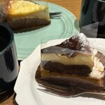 RISE ON CAFE - 上:ペッパーソルトのチーズタルト，下:ブラウニーバスクチーズタルト