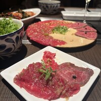 原宿焼肉 KINTAN - 日本一美味しい KINTANトリプルユッケ取り分け♪