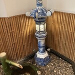 越後屋本店 - ところどころに灯籠や壺等、ジャパネスクを感じさせます♪