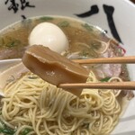銀座 八五 - 繊細な麺と対極の極太メンマ