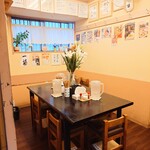 らぁめん 一福 - 玄関入って左の相席テーブル。