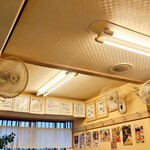 らぁめん 一福 - 店内は、ラーメン業界の方々によるサイン色紙でいっぱい。