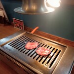 駅前ホルモン - こんな感じで焼いていきます