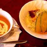 レストランロア - セットのサラダと人参スープ