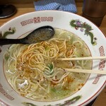 銀座たんめん - 半分程度食べたところで自家製ラー油を投入