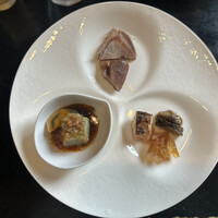 開化亭 - 蓬の胡麻豆腐、ピータン
                すね肉？と自家製チャーシュー
                サーモンの燻製、鮑の紹興酒煮、木耳の甘酢煮
                
