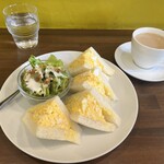 かどでcafe - たまごがこぼれ落ちそうなぐらいたっぷり入ってます(๑˃̵ᴗ˂̵)