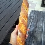 メーメーベーカリー - アンチョビとチーズのフランスパン