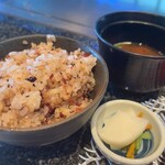 鉄板DINING集 - ガーリックライス、漬物、味噌汁