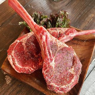 塊肉を自分で焼く楽しさ！90分飲み放題コースが人気◎