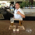 Tree Bar - ツリーバーのバーテンダーさんと友達に、友人同士で挨拶はこのサインだとか・・（笑