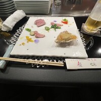 ステーキハウス 優味 - 米沢牛ローストビーフ（左上）　牡蠣とモロコシヒゲの揚物（右下）…美味い（ ;  ; ）