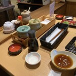 よし平 - 梅干し、大根のゆず漬けもサービス。