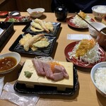 よし平 - 揚げたて天ぷらと中トロ刺身定食。