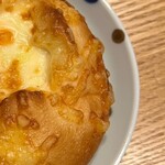 焼きたてパン工房 かえでの木 - 4種のチーズ丸　右