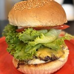キャプテンカンガルー - スペシャルバーガー　1300円(パテ、チーズ、レタス、トマト)