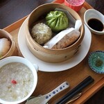 茶館喫茶去 - 【選べる点心セット】中央の点心を選べる、お粥・蒸し餃子・季節のゼリーがセットになった定番のお膳。