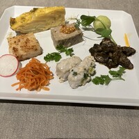 ON the TABLE CHINESE - 