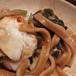 黒うどん 山長 - 七味をオン