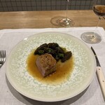 シャントレル - 10皿目
      フランスブルターニュ産仔牛ロースのロースト、モリーユ茸、イタリア産グリーンアスパラガス。