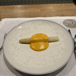 シャントレル - 7皿目
      フランスボルドー産ホワイトアスパラガス、マルテーズソース。
      